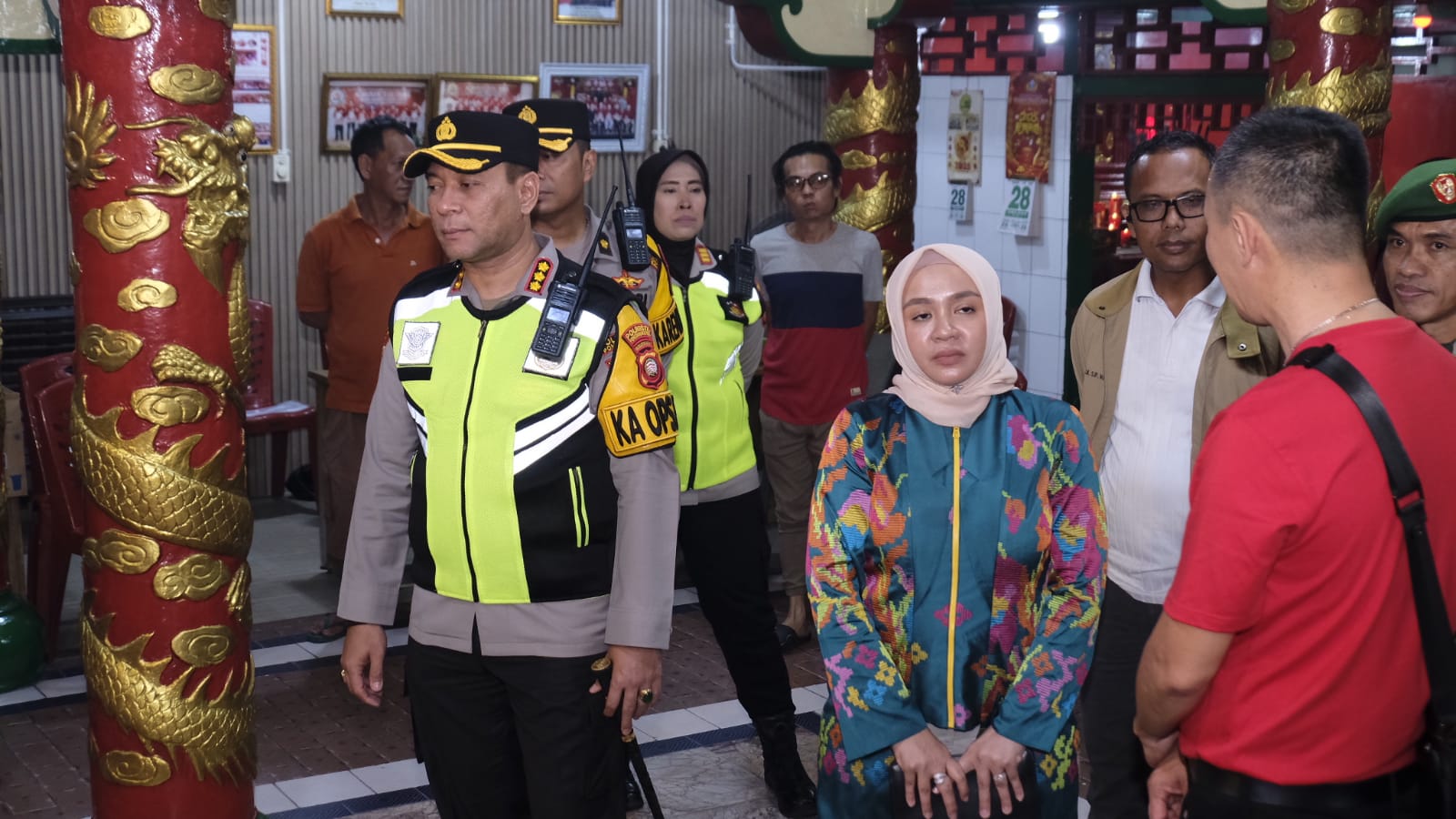 *Wujudkan Rasa Aman di Malam Imlek 2576, Personil Gabungan Amankan Lokasi Ibadah.*
