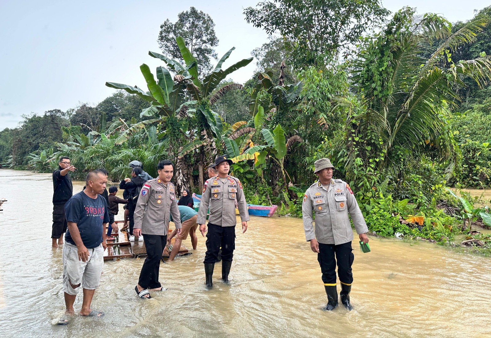 Kapolres Sanggau Tinjau Lokasi Banjir di Kecamatan Beduai