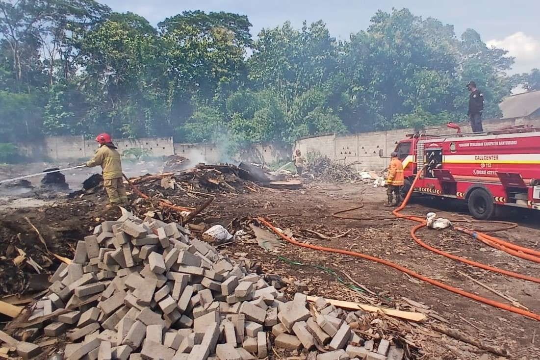 Kebakaran Hebat Menimpa Pabrik Triplek di Kabat