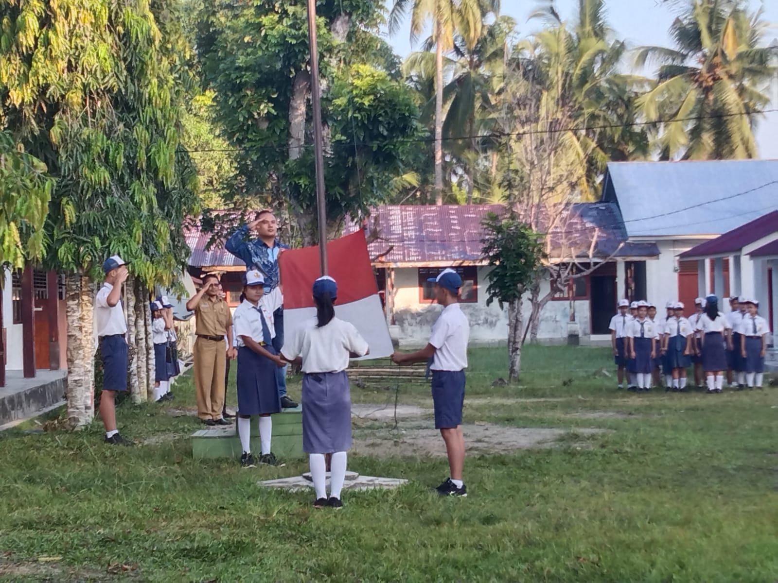 SMP BNKP Maranata melaksanakan upacara kenaikan bendera merah putih