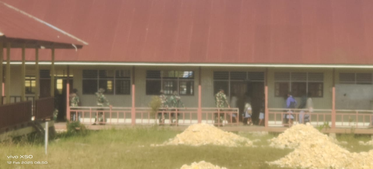 TNI IKUT SERTA MENGAJAR DI SEKOLAH DAERAH RAWAN KONFLIK DEIYAI, PAPUA TENGAH – 12 Februari 2025