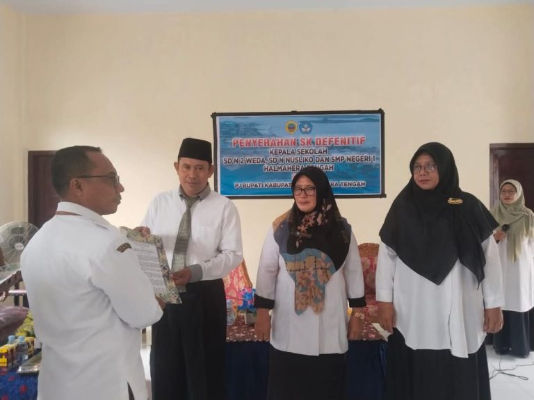Plt Kepala BKPSDM Halteng Serahkan SK Definitif untuk Kepala Sekolah”