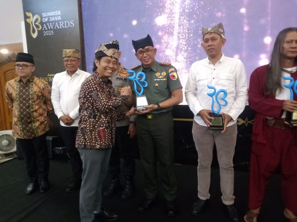 Dandim Letkol Arhanud Joko Sukoyo Terima Penghargaan Sebagai Inspirator Ketahanan Pangan Sun Rise of Java Award 2025