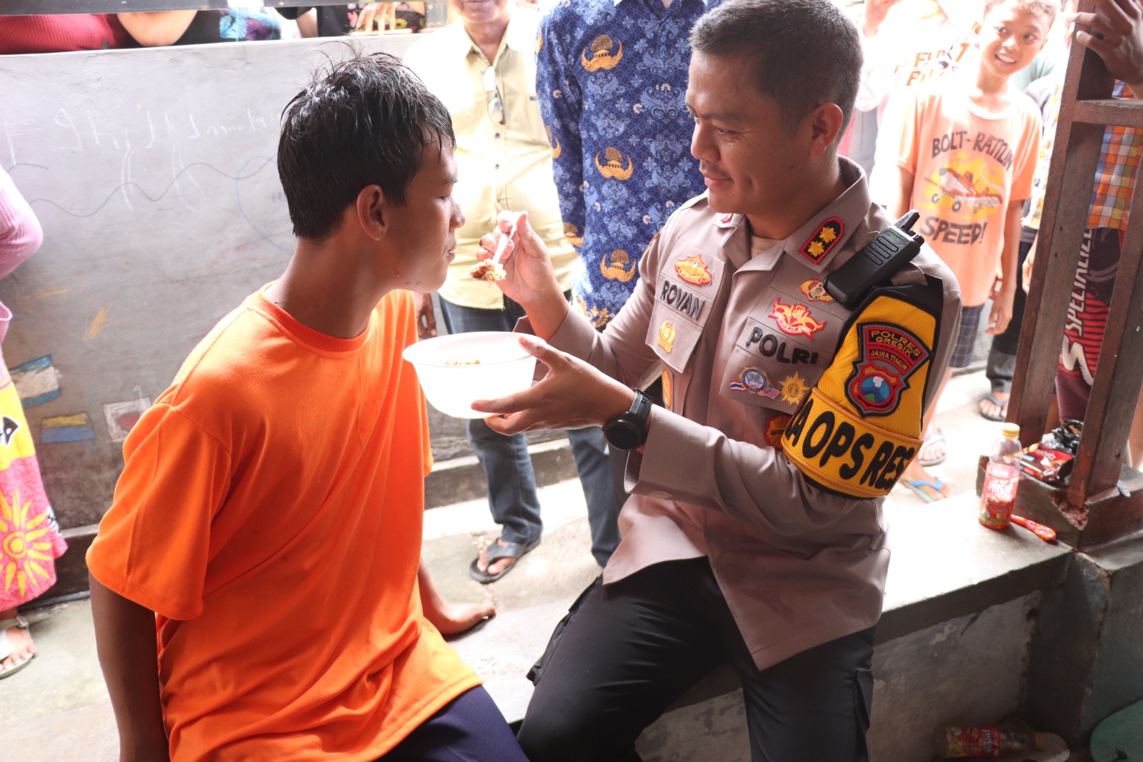 Polisi Peduli, Kapolres Gresik Lepas Rantai ODGJ dan Bantu Pengobatan*