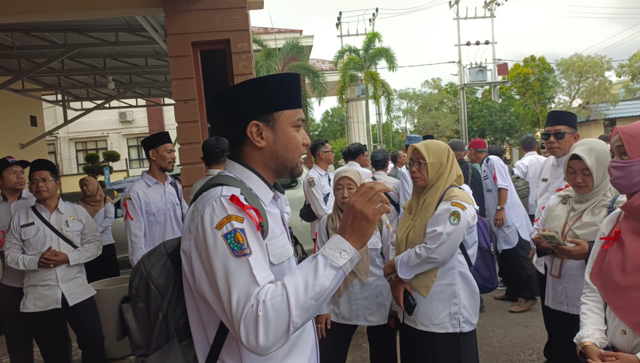 Guru Agama di Kab. Ketapang Tuntut Pembayaran Gaji ke-13 yang Tertunda