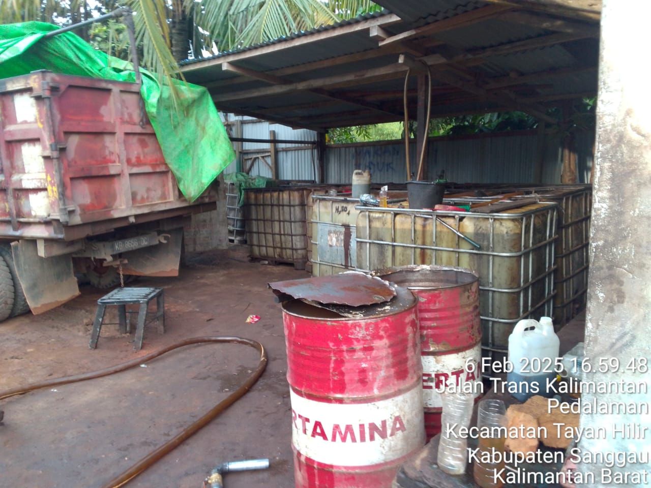 Gudang penimbunan BBM di tayan Sanggau di duga dan di curigai ada permainan Oknum APH dan Pemiliknya