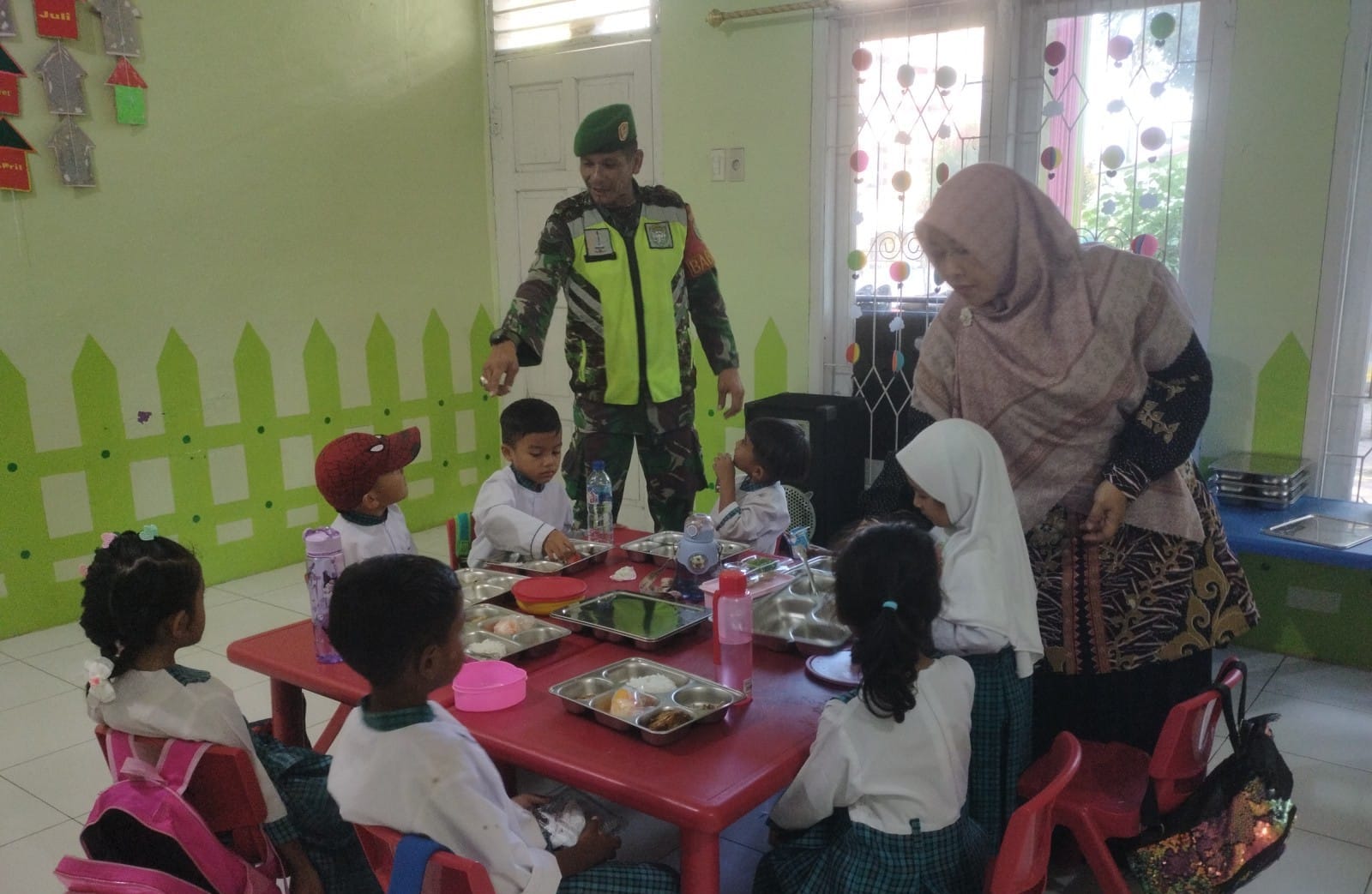 Babinsa Koramil 02/Sukakarya Pantau Kegiatan Makan Bergizi di TK Negeri 4
