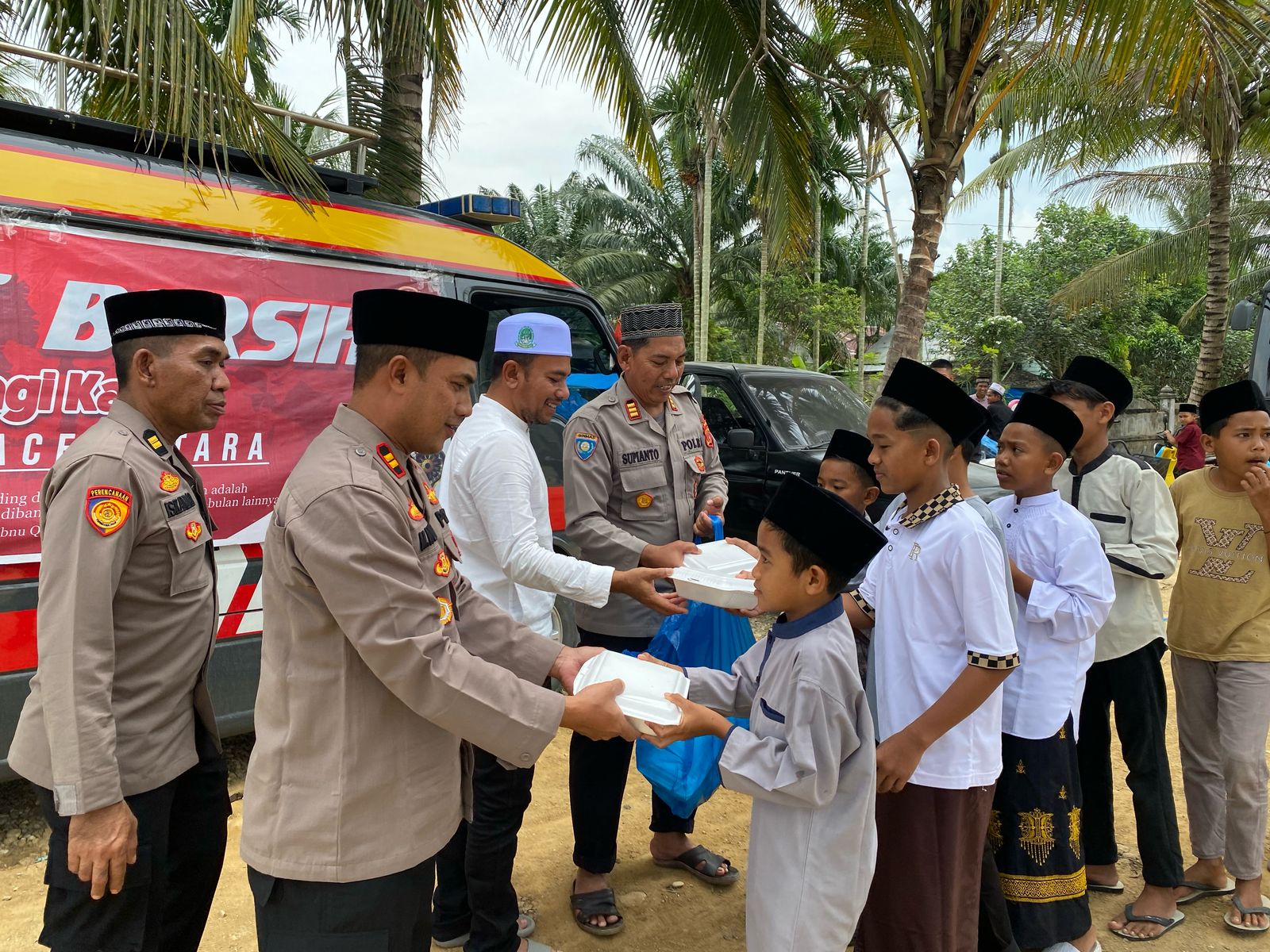 Polres Aceh Utara Lanjutkan Program Jumat Bersih (Berbagi Kasih) di Masjid Baitul Mabrur