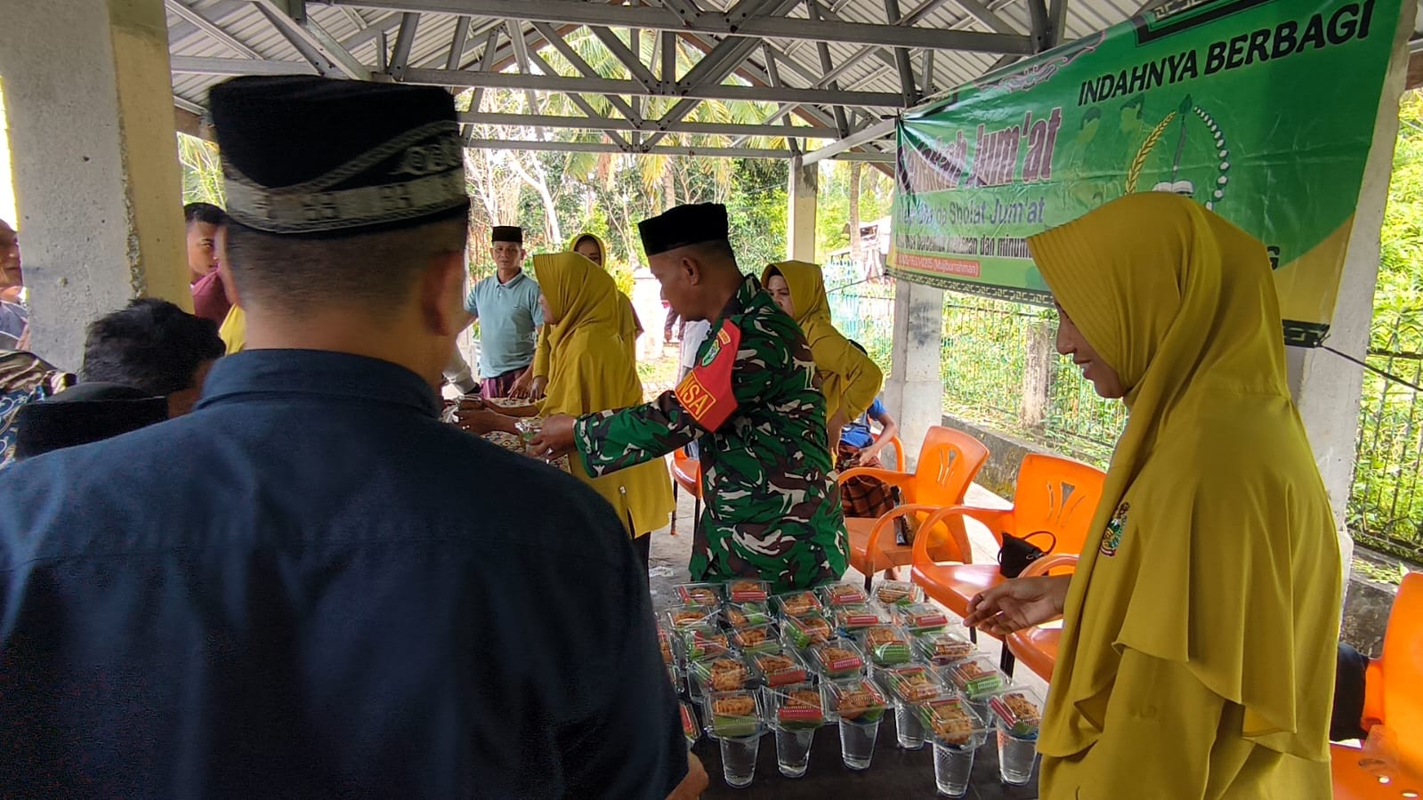 Kodim 0112/Sabang Bagikan Makanan Siap Saji dalam Program Sedekah Jumat di Masjid Babul Muttaqin, Gampong Cot Abeuk