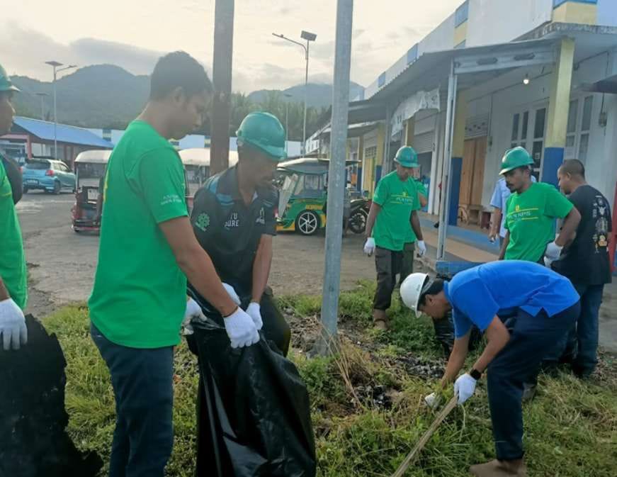 PLTU Tidore dan Warga Bersinergi dalam Jumat Bersih untuk HPSN 2025″