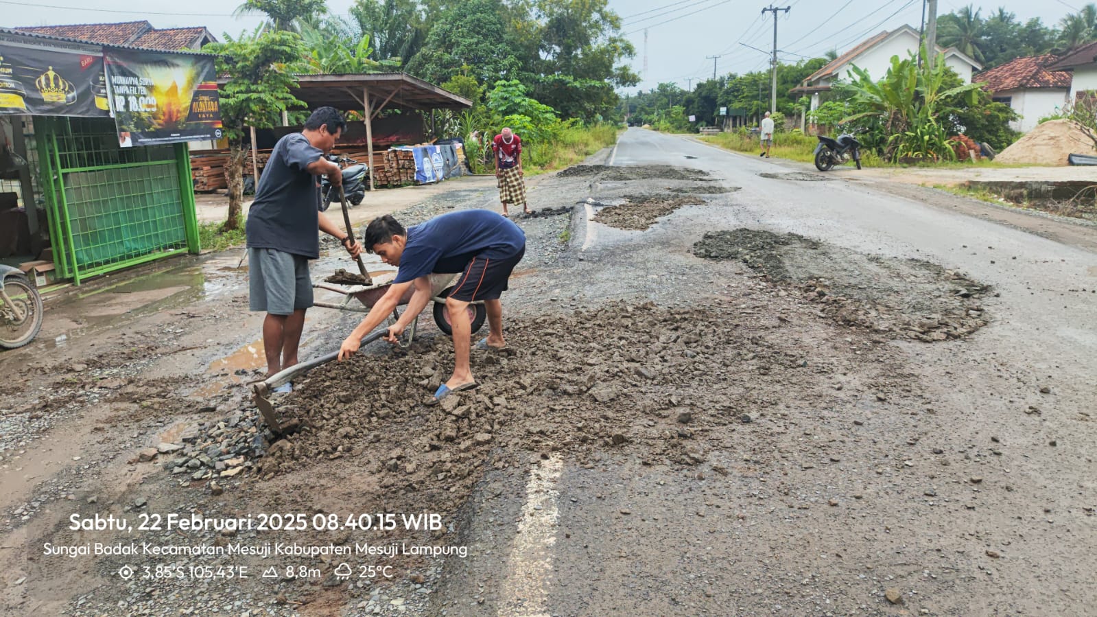 Taburkan batu yang di tumpuk, Warga Gotong Royong Perbaiki Jalan propinsi.