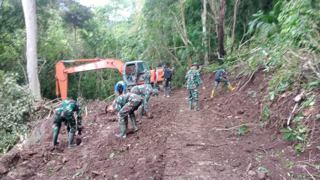 Komandan SSK TMMD Reguler Ke-123 Kodim 0112/Sabang Pimpin Pembersihan Badan Jalan yang Akan Diperkeras