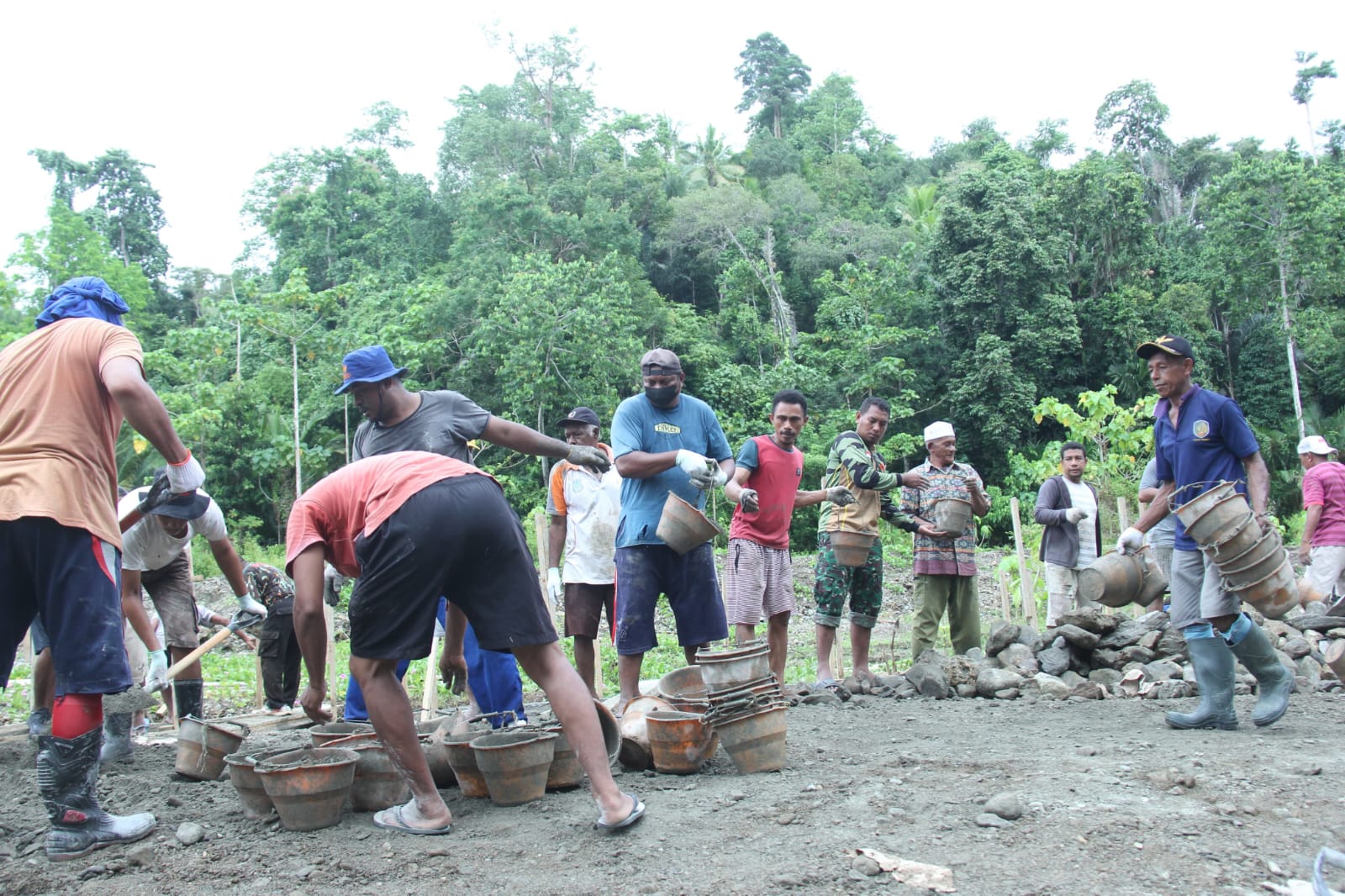 Warga dan Tim TMMD Gotong Royong Bangun Talud di Sula”