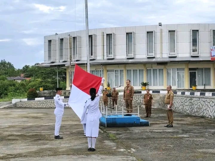 UPACARA PENAIKAN BENDERA MERAH PUTIH DI LINGKUP PEMERINTAH KABUPATEN NIAS UTARA