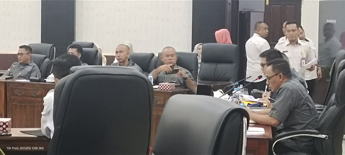 Guru Agama Se-Kabupaten Ketapang Pertanyakan Profesi Guru ke-13,Dan THR TPG Ke Kantor DPRD Kabupaten Ketapang.