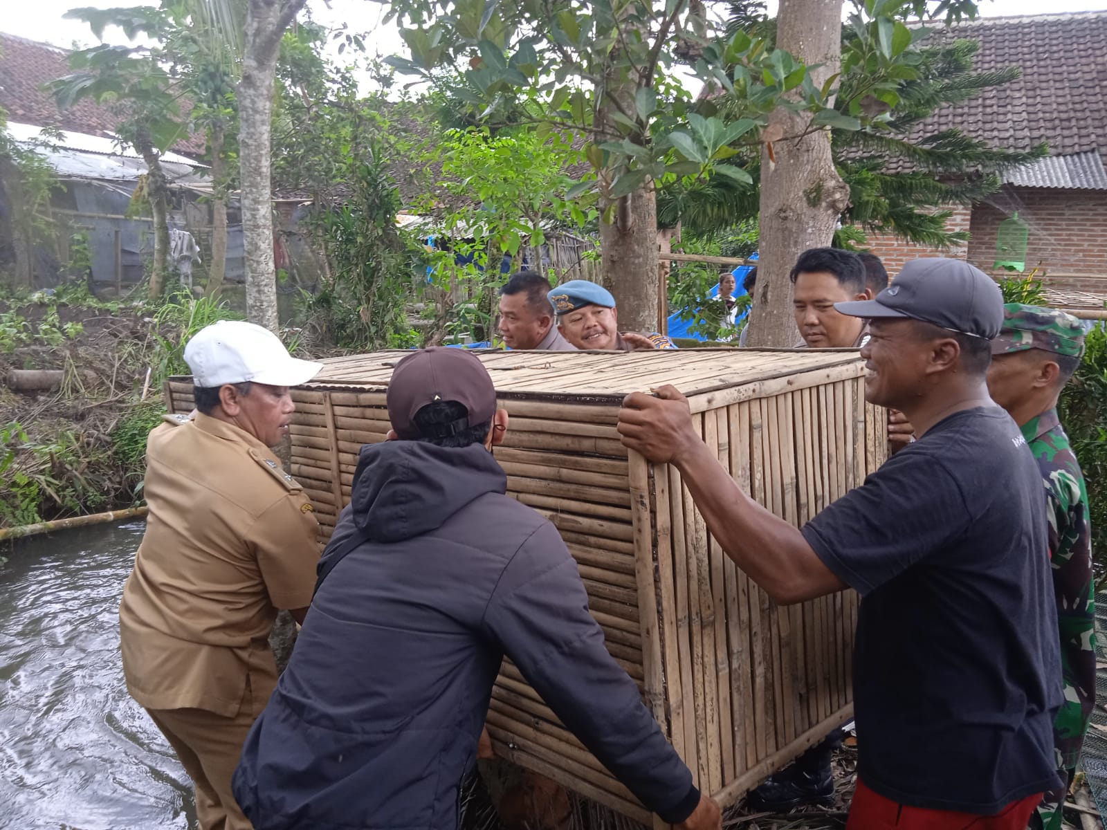 Pastikan Program Berjalan Maksimal, Polresta Banyuwangi Dan Polsek Singojuruh Serahkan Keramba Ikan Dukung Program Ketahanan Pangan