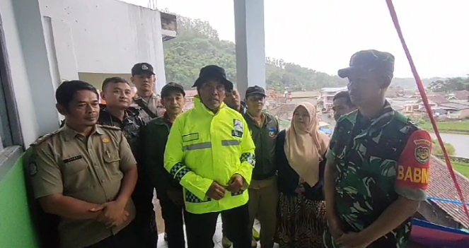 Respon Cepat Polsek Banyuresmi Polres Garut, Evakuasi Korban Bencana Alam di Desa Sukakarya 