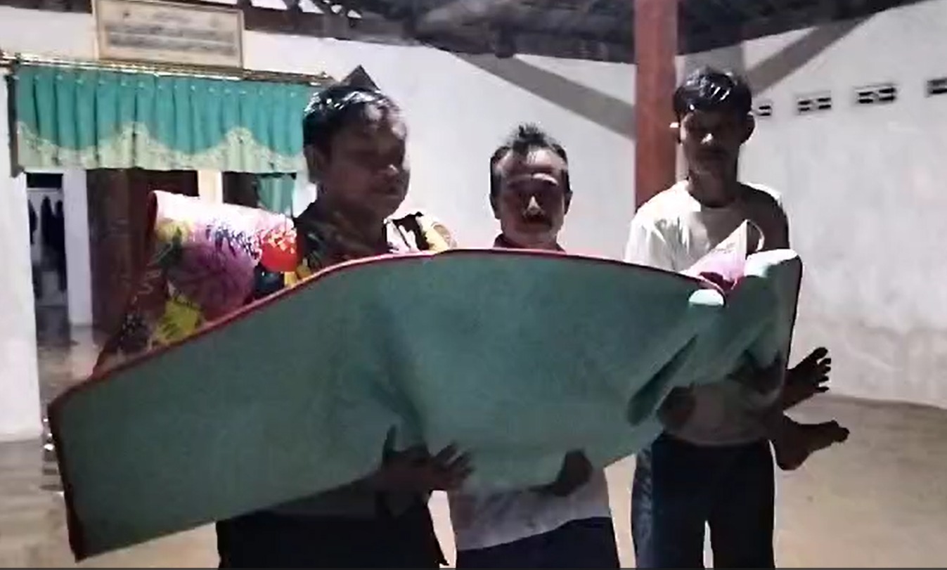 Sinergitas Polisi dan TNI Evakuasi Warga Terdampak Banjir di Kota Mojokerto*