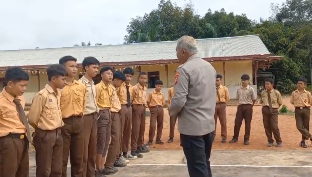 Polisi Mitra Sekolah, Kanit Binnmas Polsek Simpang Hulu Sosialisasikan Kenakalan Remaja Dan Bahaya Narkoba Di SMPN 06