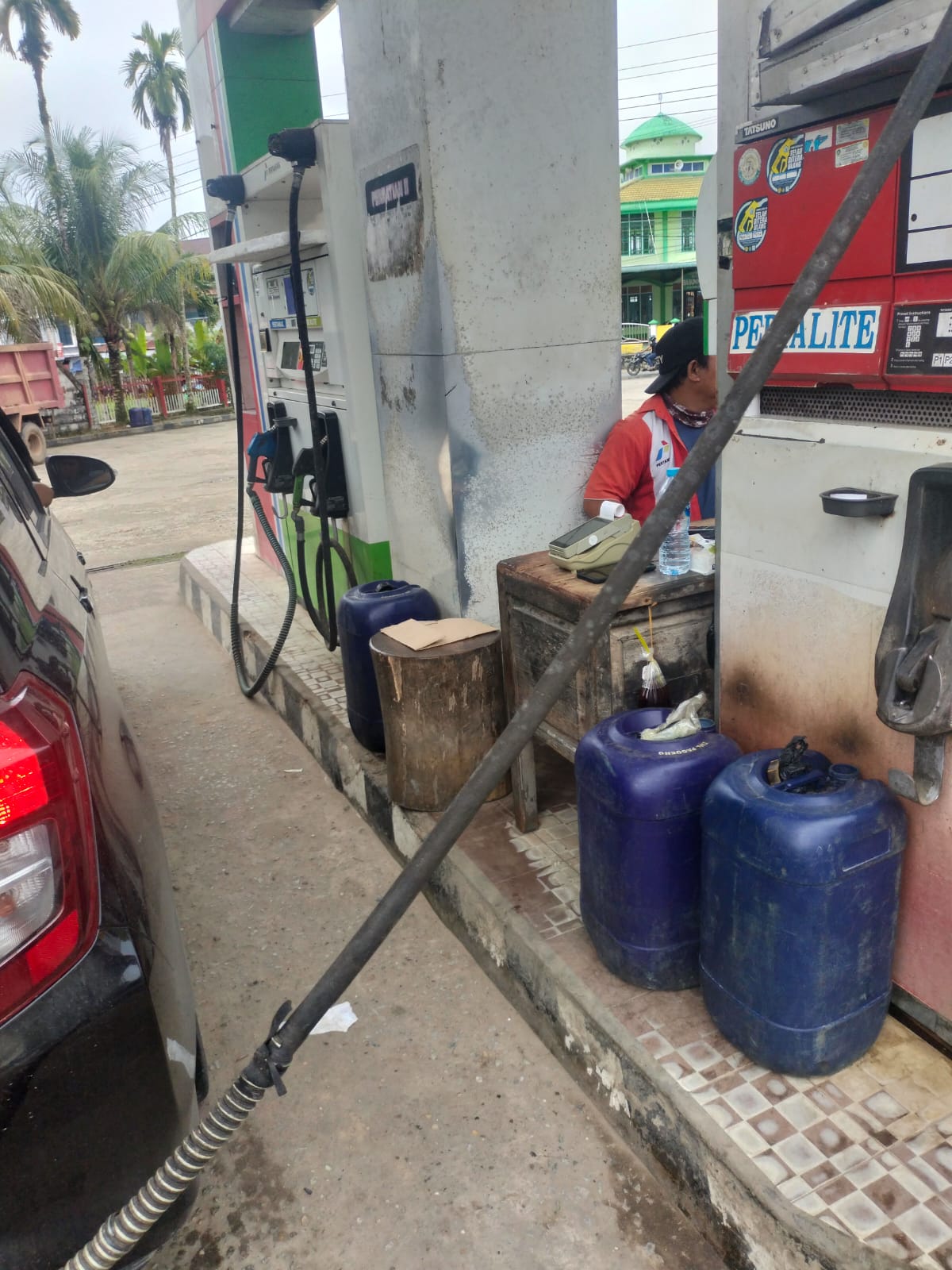 Viral!! SPBU 64.783.03 Ngabang Dipertanyakan, Kendaraan Ditolak Sementara Dirigen Berbarcode Bebas Antri