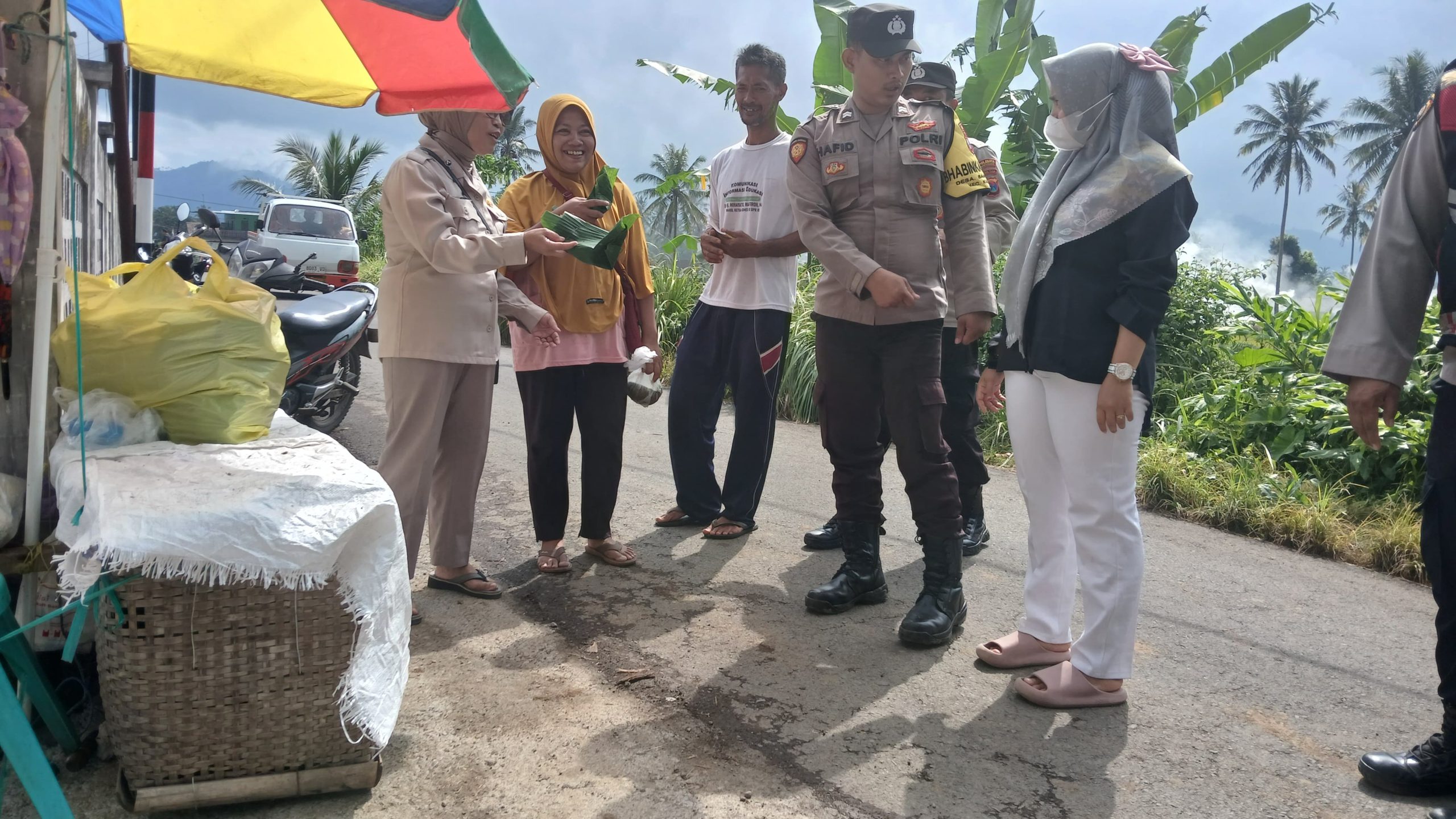Polsek Kalibaru Gelar Giat Sosial Bagi-Bagi Bunga Sambut Ramadhan