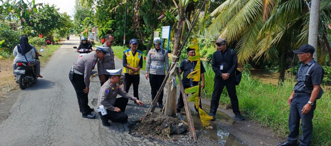 Wujudkan Keselamatan Lantas Jelang Ramadhan, Polresta Banyuwangi Perbaiki Jalan Rusak*