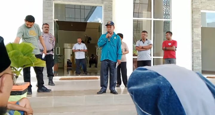 PT. Ombay Kalabahi Kabupaten Alor, Prov NTT melakukan Pemutusan Hubungan Kerja terhadap 6 karyawan tanpa membayar hak-hak Mereka