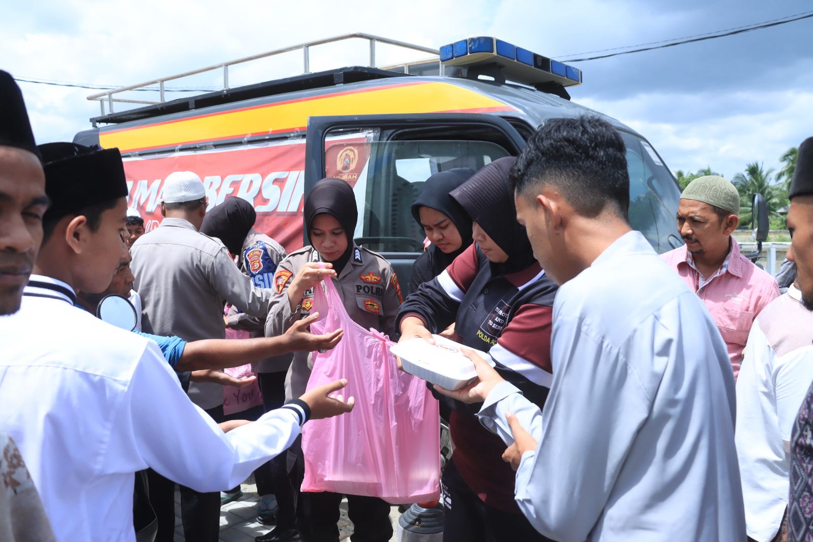 Polres Aceh Utara Gelar Program “Jumat Bersih (Berbagi Kasih)” di Masjid H. Muhammad Hanafiah