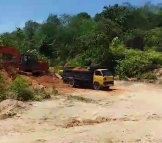 Galian C Diduga Ilegal Di Tapanuli Tengah. Inisial BL Mengatakan Dihadapan Beberapa Awak Media Saat Dì Lokasi : Saya yang Bertanggung Jawab
