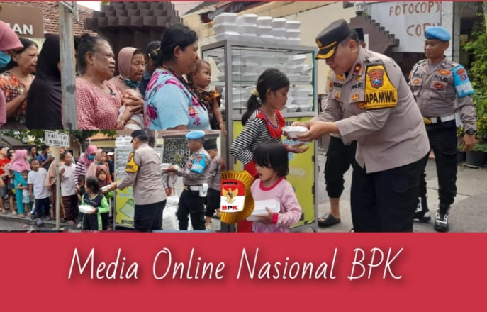 Jumat Berkah, Polisi Berbagi Nasi Kotak untuk Warga di Sidoarjo