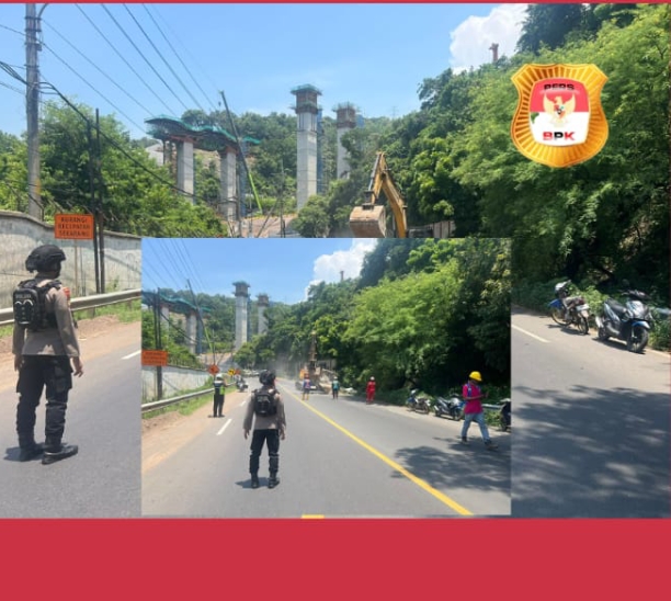 Kapolres Probolinggo Datangi Lokasi Pastikan Penyebab Jatuhnya Batu Besar di Jalan Raya Paiton*