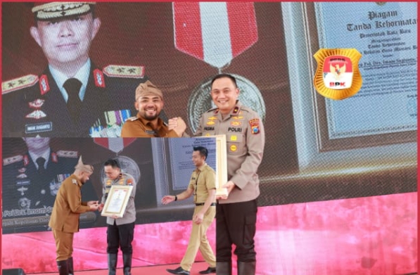 Polda Jatim Terima Penghargaan ‘Hakaryo Guno Mamayu Bawono’ dari Pemkot Batu