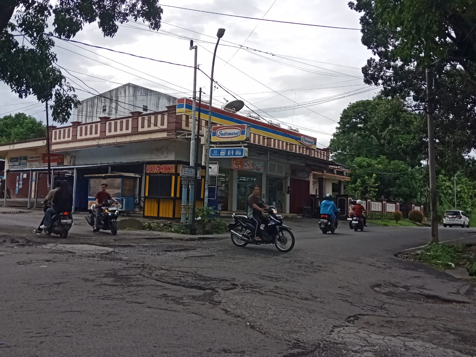 Jalan di Kelurahan Manembo Rusak Parah, Warga Khawatir Akan ada Korban