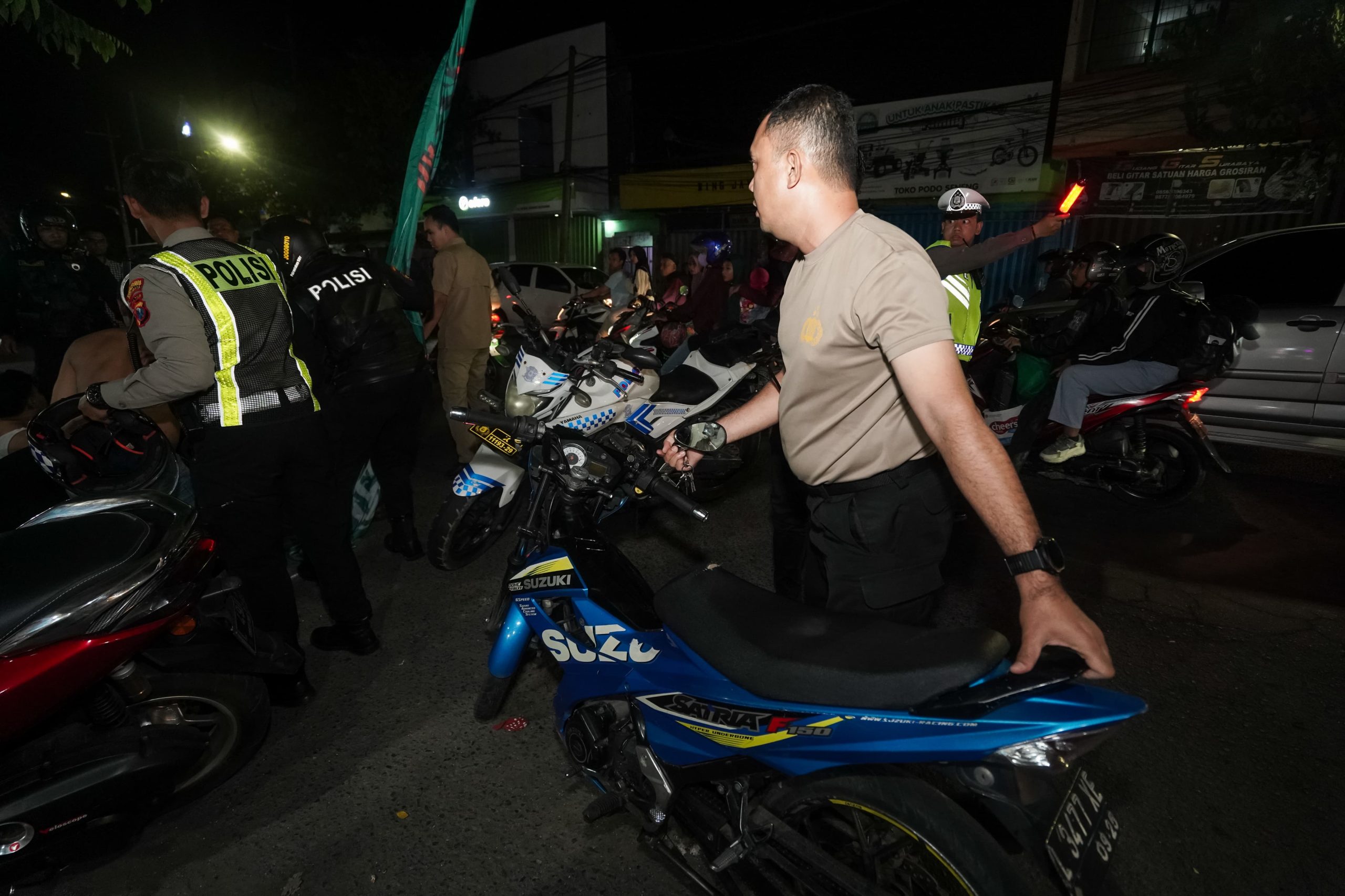 Polrestabes Surabaya Amankan Belasan Remaja Konvoi Tutup Jalan Saat Malam Takbir*