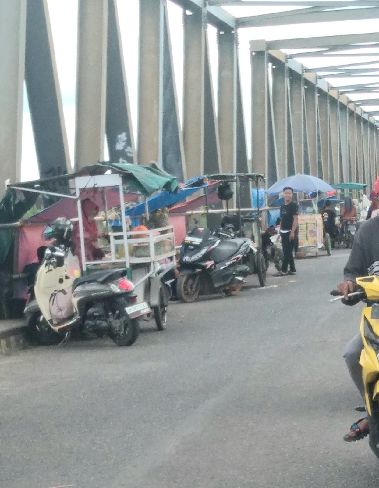 SATPOL PP TEMBILAHAN DIMINTA TURUN TANGAN TERKAIT PEDAGANG GEROBAG MUSIMAN DI JEMBATAN SEI LUAR