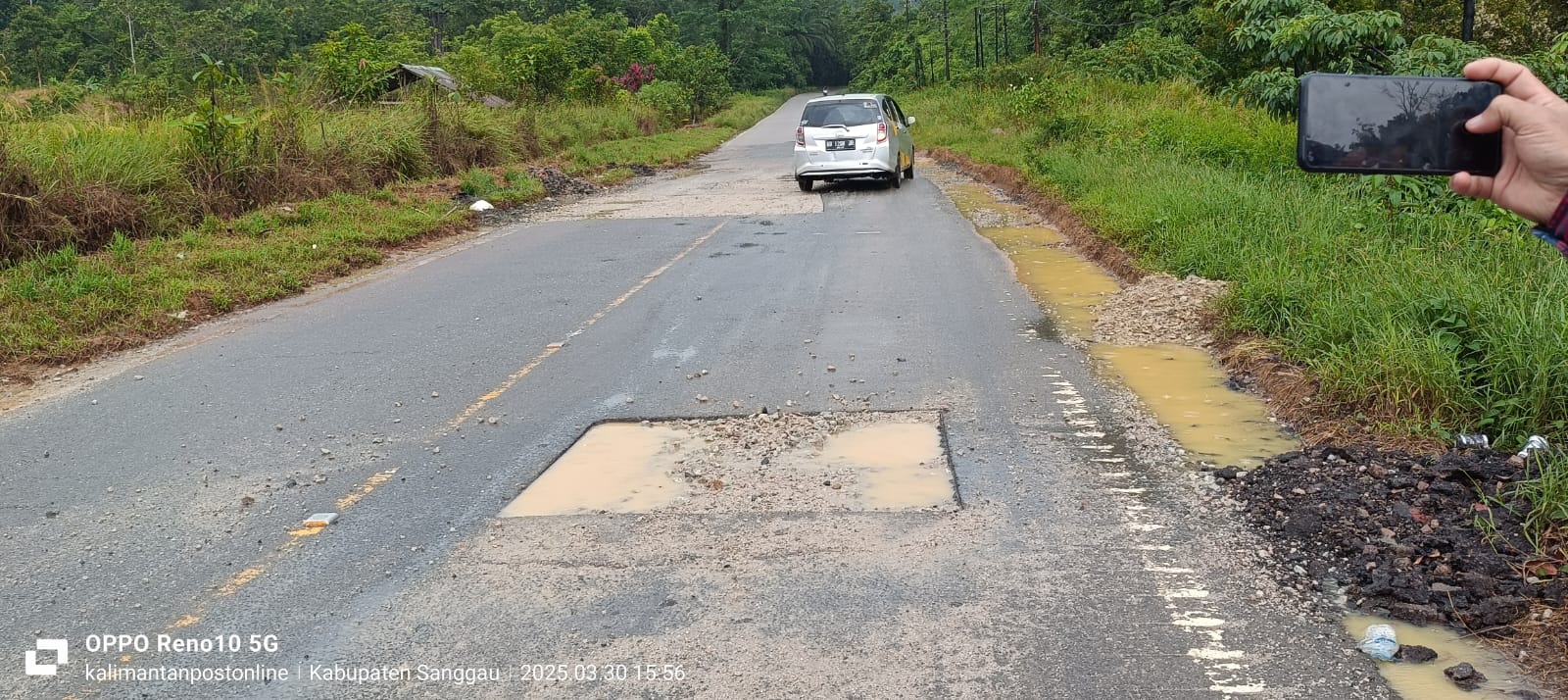 Viral  !!! Pengerjaan Jalan Nasional di Perbatasan Landak-Sanggau Dikerjakan Tidak Sesuai Prosedur