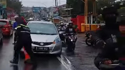 Respons Cepat Polisi Tembus Lalin Padat-Kawal Bocah Kejang ke RS di Sumedang