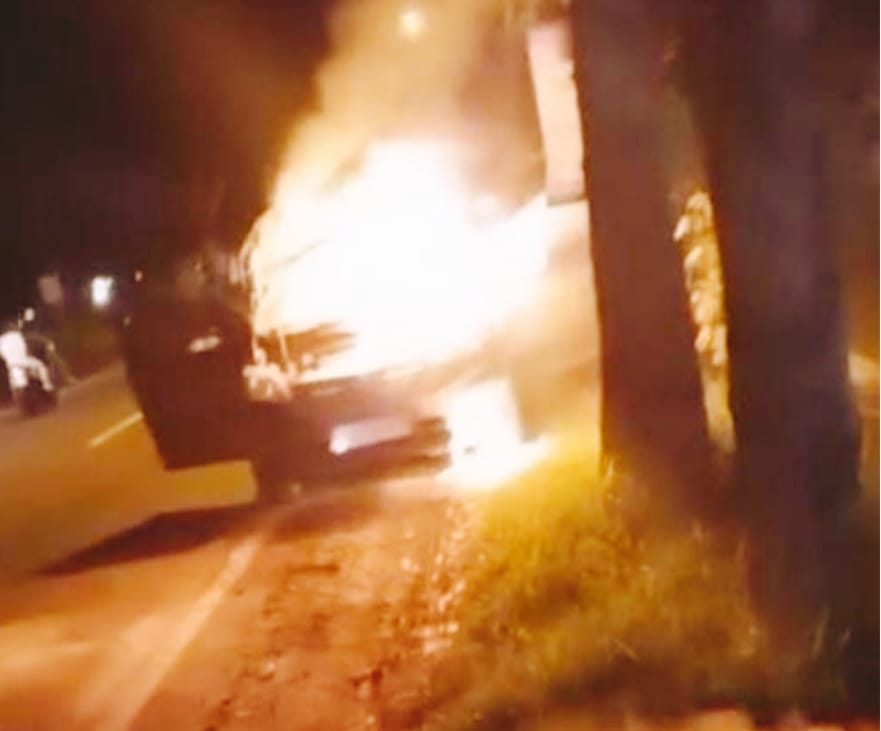 Mobil Pemudik Terbakar di Depan SPBU Tembelang Jombang, Diduga Korsleting Listrik