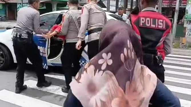 Ibu Hendak Melahirkan Terjebak One Way Puncak Bogor, Polisi Bantu Kawal