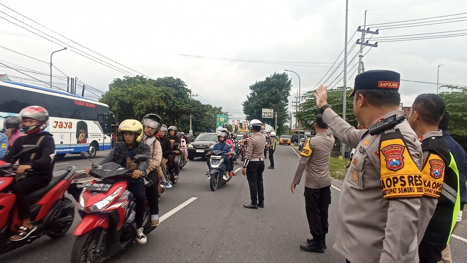 Kapolres Jombang Turun Langsung Pantau Arus Lalin di Jalur Arteri Bandar Kedungmulyo Menuju Simpang Tiga Bangjuri*