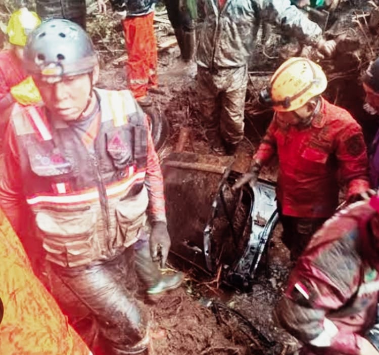 Longsor di Pacet, Mojokerto Akibatkan Jalur Pacet – Cangar Terputus, Satu Korban Jiwa