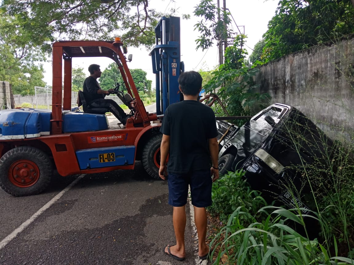 Akibat Jalan Terlalu Kecil Akhirnya Mobil Pikep Bermuatan Ikan Terjatuh Di Jalur Air (Got) Manembo Nembo Bawah