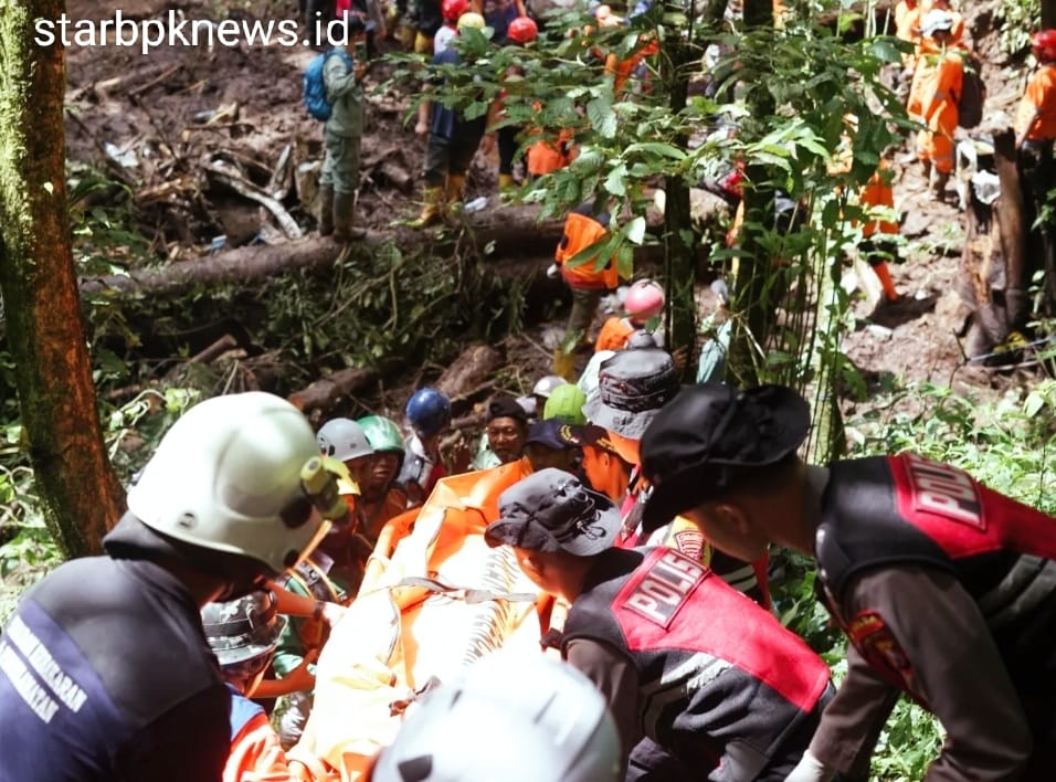 Hari Kedua Evakuasi Longsor di Pacet, Berhasil Temukan 9 Korban.