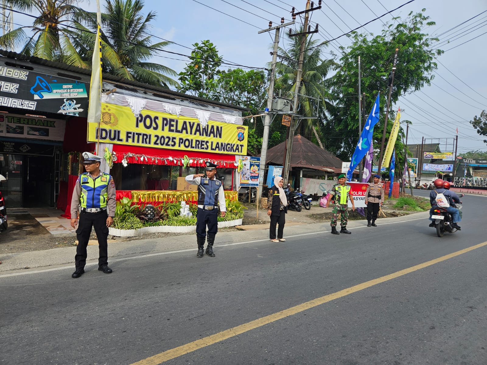 Pastikan Kelancaran Arus Mudik, Pos Yan Pangkalan Berandan Gencarkan Patroli dan Pengaturan Lalu Lintas dalam Ops Ketupat Toba 2025.