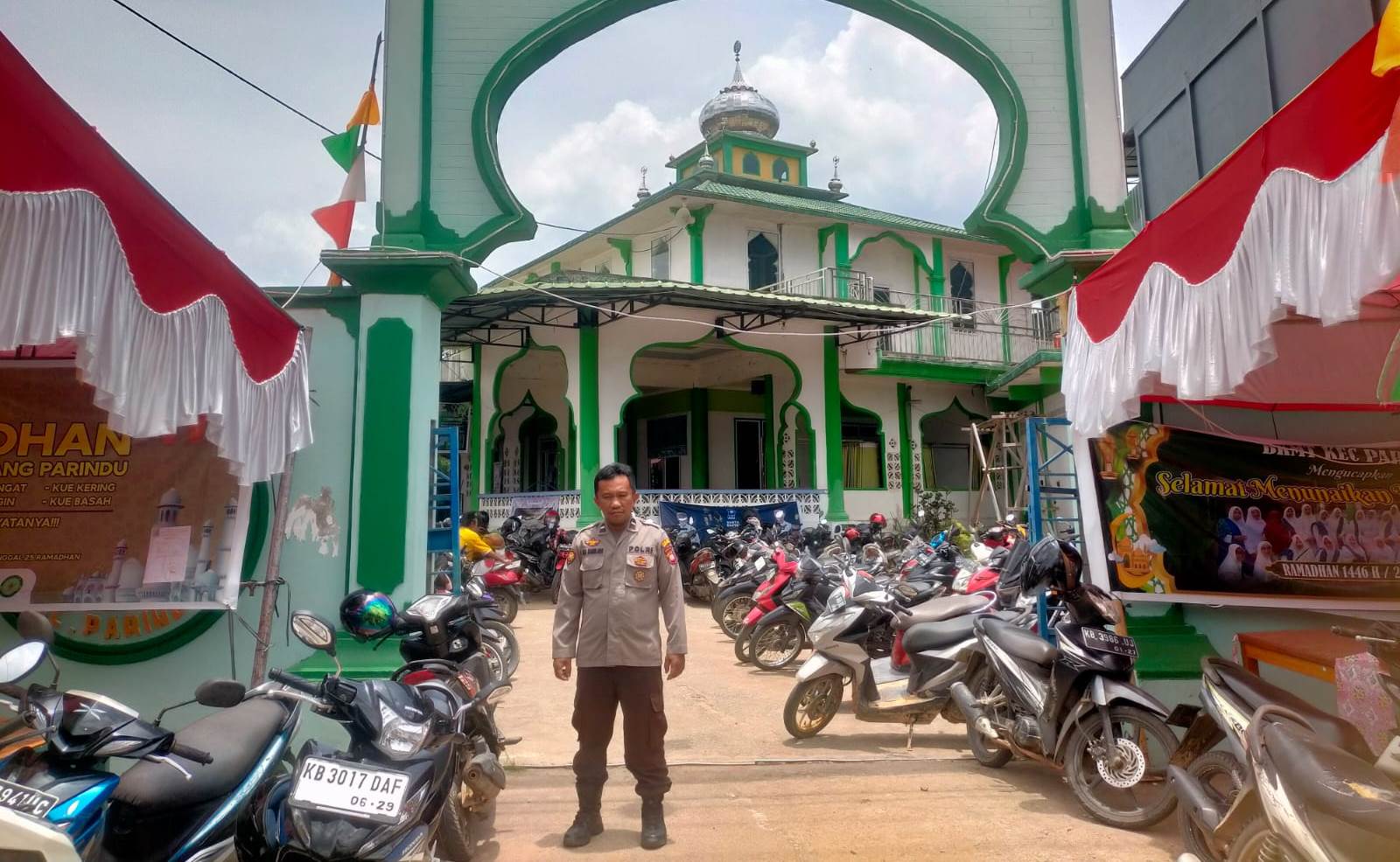 Pengamanan Ibadah Salat Jumat di Wilayah Hukum Polsek Parindu Berjalan Kondusif