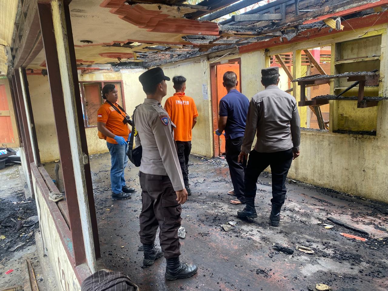 Sebuah Rumah Makan Bukit Kayangan di Sorkam Dì Lalap Si Jago Merah 