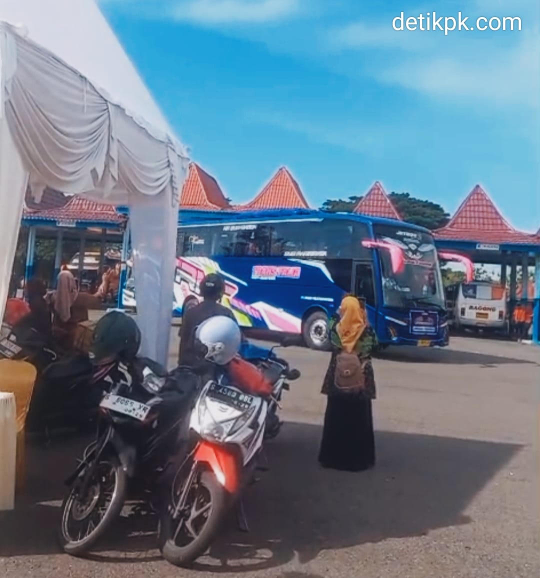 Ribuan Pemudik Padati Terminal Kepuhsari Jombang, Gunakan Program Arus Balik Gratis.