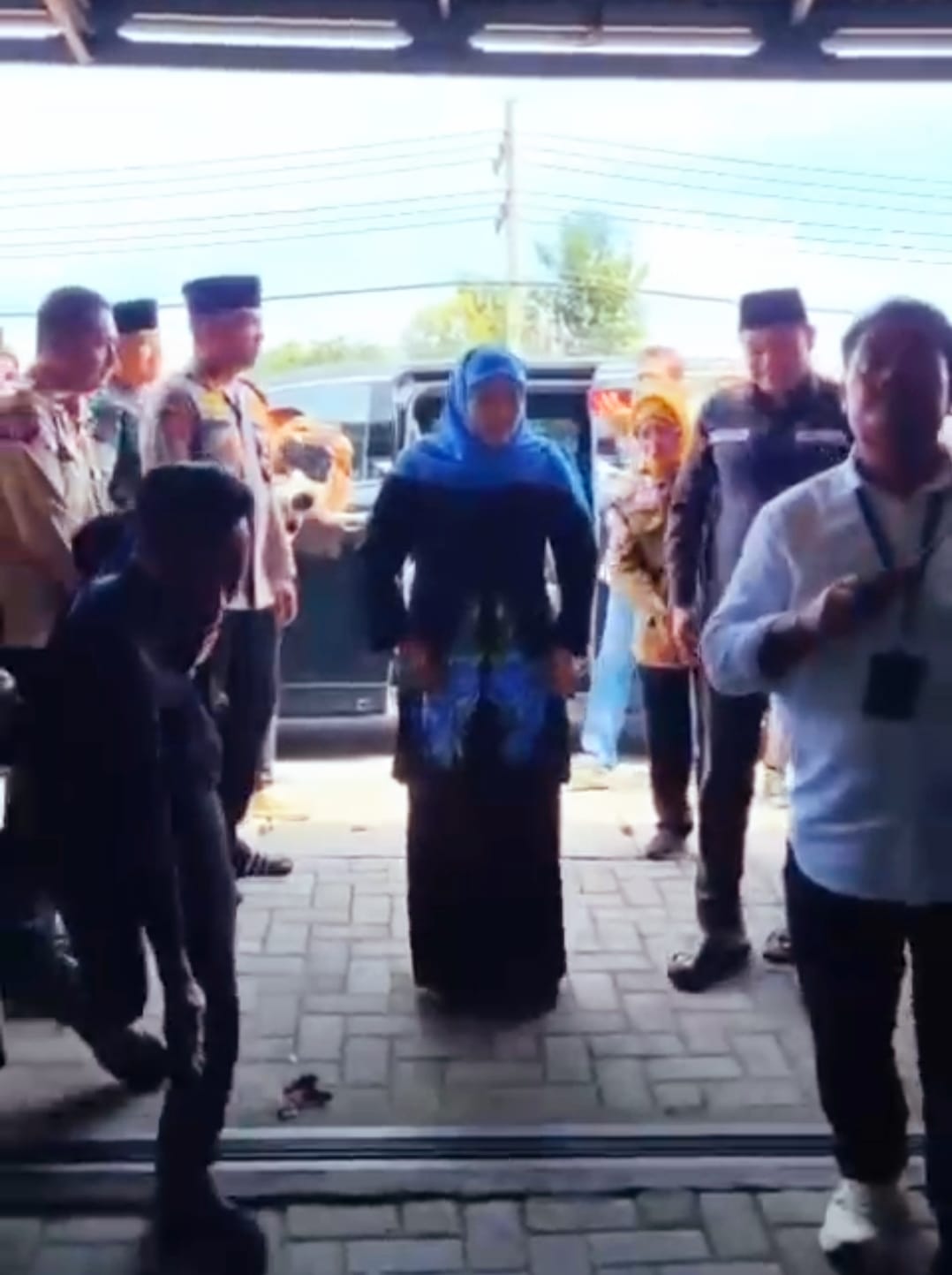 Gubernur Khofifah Takziyah ke Rumah Korban Longsor Pacet-Cangar, Sampaikan Duka Mendalam