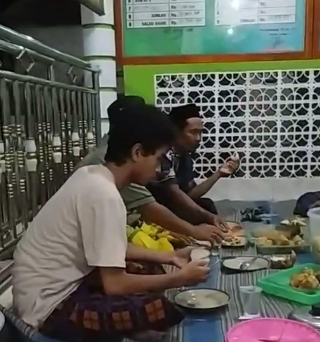 Warga Desa. Balongsari Kec. Megaluh rayakan hari raya ketupat*