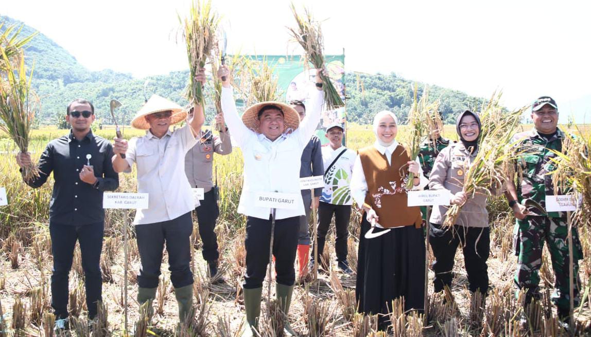 Bupati Garut Ikuti Panen Raya Serentak secara Daring bersama Presiden RI, bentuk Komitmen Pemerintah Menjamin Kedaulatan Pangan Nasional 